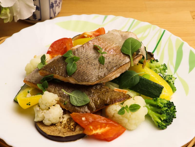 Рыба, запеченная с овощами